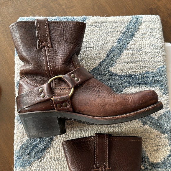 Frye leather boots Harness 8R boot.  Rare find! - Picture 6 of 11